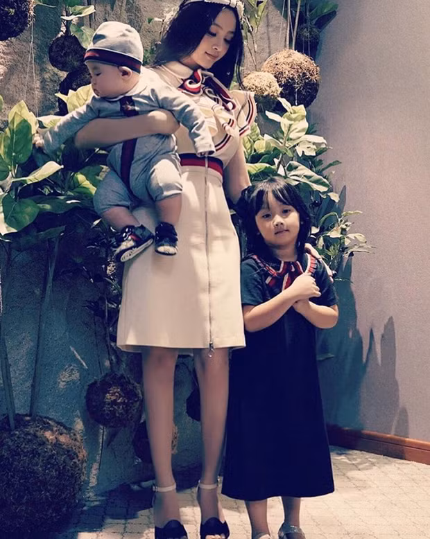 Mới tí tuổi, hai em bé nhà Huyền Baby đã được đầu tư diện toàn đồ hiệu đắt tiền, có những bộ trị giá hàng chục, hàng trăm triệu đồng, xứng danh con của hot girl giàu có, chuộng hàng hiệu nhất Việt Nam.