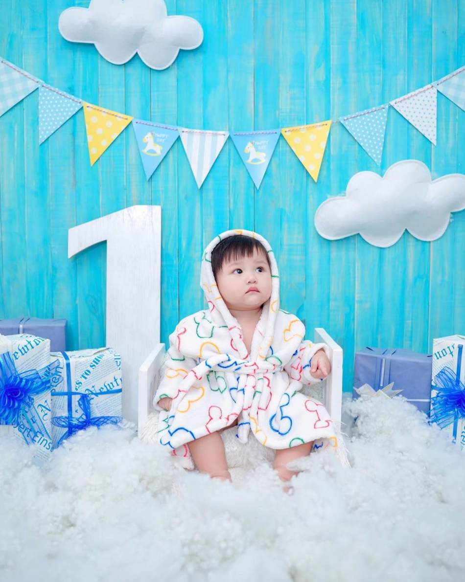 Bố ẹm kinh doanh phát đạt lại có cô là ca sĩ Bảo Thy nên Son và Kem rất được cưng chiều, cuộc sống Rich Kid của hai nhóc tì là thường xuyên được đi du lịch đó đây, dùng toàn độ đắt tiền khi còn trong trứng nước.