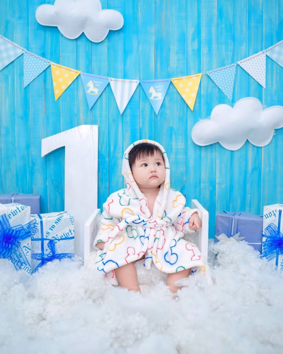 Bố ẹm kinh doanh phát đạt lại có cô là ca sĩ Bảo Thy nên Son và Kem rất được cưng chiều, cuộc sống Rich Kid của hai nhóc tì là thường xuyên được đi du lịch đó đây, dùng toàn độ đắt tiền khi còn trong trứng nước.