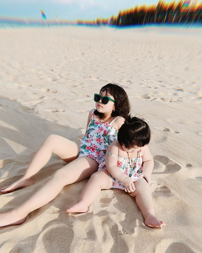 Dù mới tí tuổi nhưng hai Rich Kid Việt đã được mẹ cho đi du lịch khắp nơi, chụp hình "sống ảo" với thần thái cực đỉnh. Chị em nhà Cua và Cá thường xuyên được theo bố mẹ đi du lịch nước ngoài, check-in các resort 5 sao.