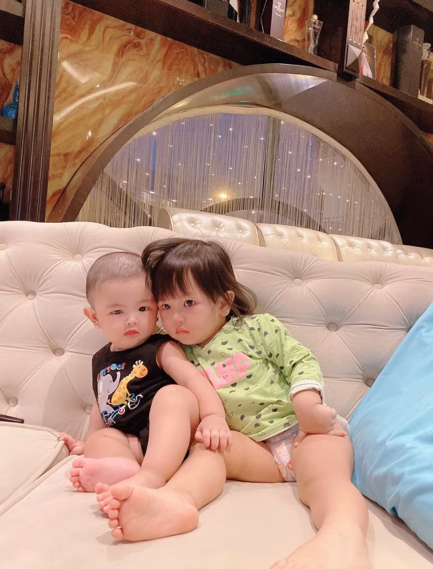 Qua những bức hình được Trang Pilla đăng tải là đủ hiểu Son và Kem có cuộc sống đầy đủ cỡ nào. Bởi thế mà trông hai chị em cũng đều thần thái, sang chảnh dù tuổi đời còn rất nhỏ.