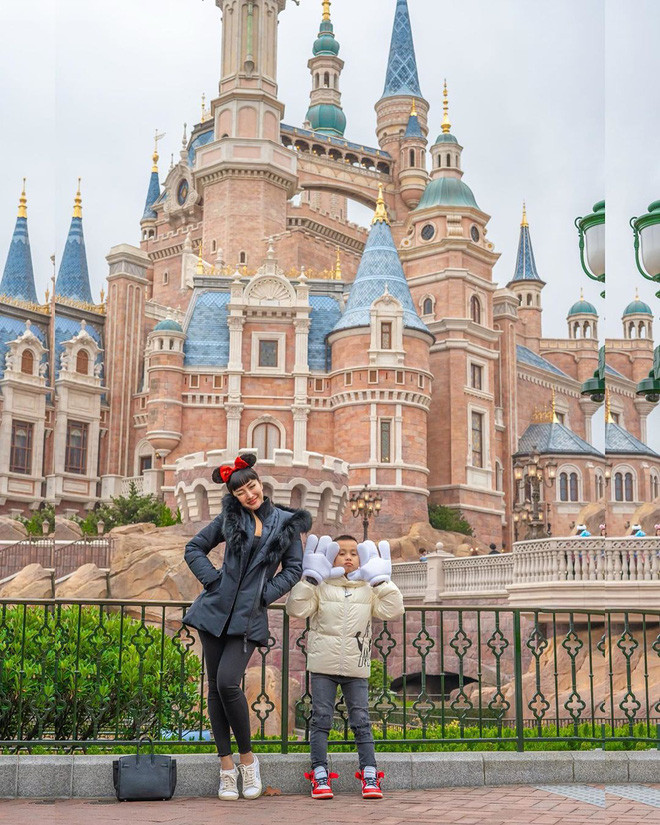 Sát cánh cùng mẹ trong mọi chuyện đi nên Kelvin đã đặt chân đến rất nhiều quốc gia trên thế giới dù tuổi đời còn nhỏ. Giống mẹ, anh chàng nhỏ có gu thời trang và cách chụp hình cực thần thái.