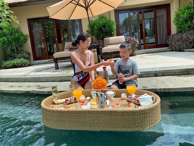 Kelvin, con trai của hot girl Meo Meo cũng không thể thiếu trong danh sách các nhóc tì sinh ra đã ở vạch đích. Cậu bé thường theo mẹ đi du lịch khắp nơi trên thế giới và sở hữu thần thái không kém gì người mẫu.