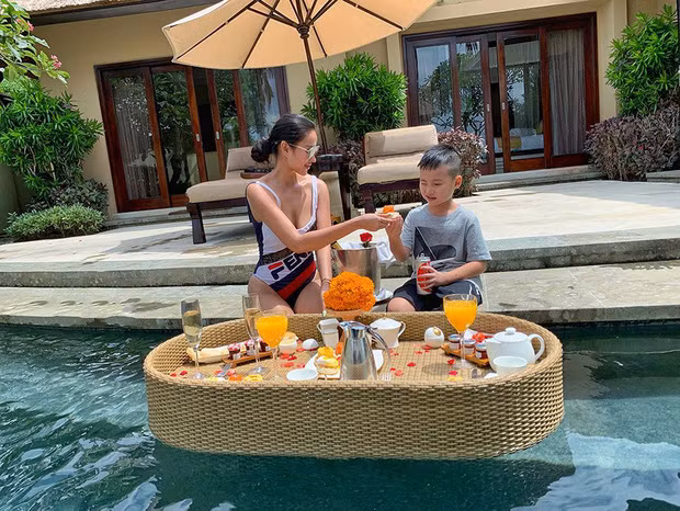 Kelvin, con trai của hot girl Meo Meo cũng không thể thiếu trong danh sách các nhóc tì sinh ra đã ở vạch đích. Cậu bé thường theo mẹ đi du lịch khắp nơi trên thế giới và sở hữu thần thái không kém gì người mẫu.