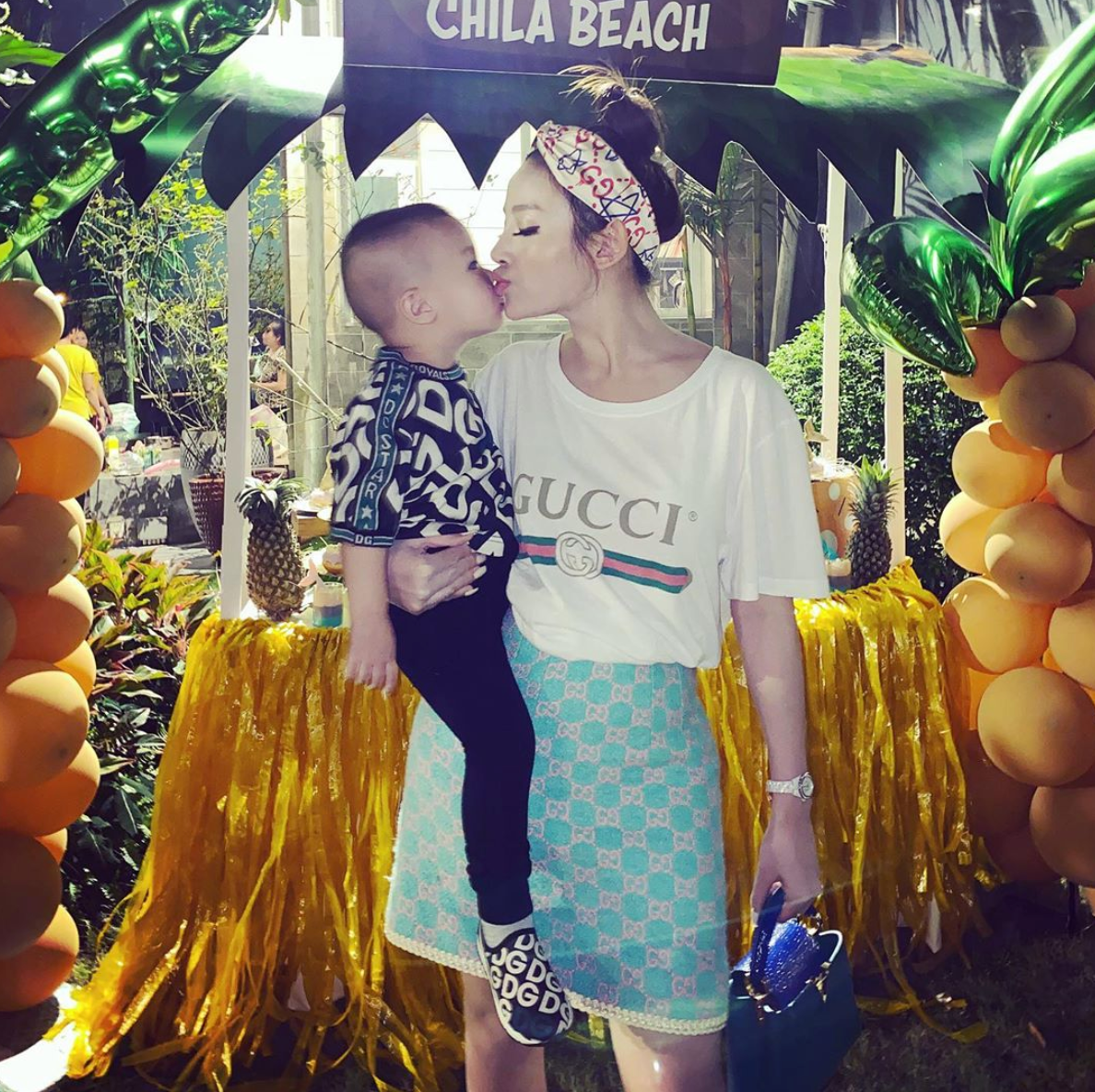 Nói về cuộc sống nhung gấm từ nhỏ thì có lẽ chẳng một em bé nào địch nổi con của hot girl Huyền Baby. Bố mẹ giàu có, thừa điều kiện để lo cho hai con có cuộc sống vương giả, giàu có, thích gì được nấy.