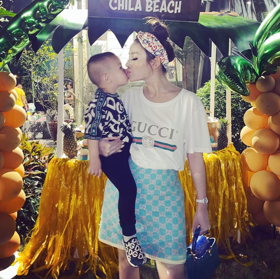 Nói về cuộc sống nhung gấm từ nhỏ thì có lẽ chẳng một em bé nào địch nổi con của hot girl Huyền Baby. Bố mẹ giàu có, thừa điều kiện để lo cho hai con có cuộc sống vương giả, giàu có, thích gì được nấy.