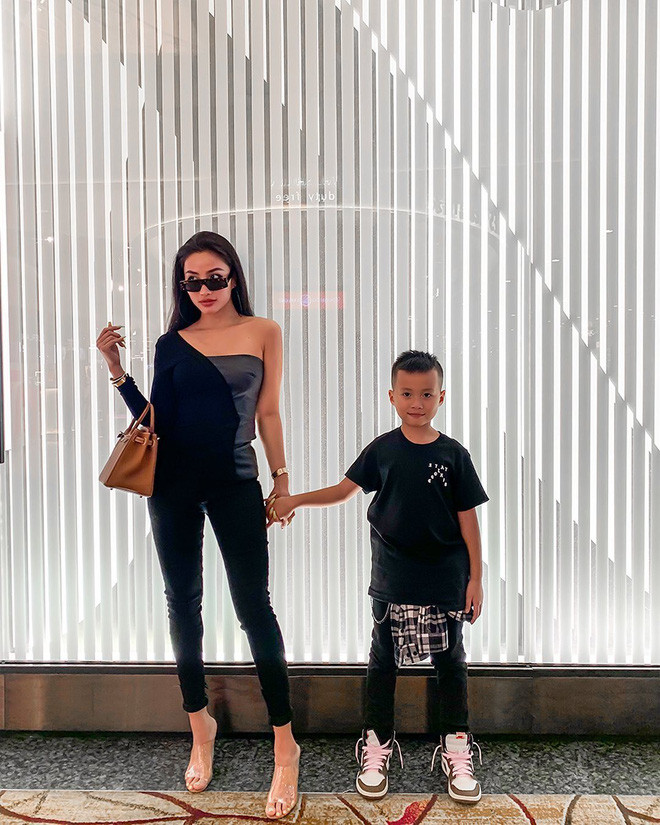 Tí tuổi nhưng Kelvin lúc nào cũng diện cây đồ hiệu khiến nhiều người trầm trồ.