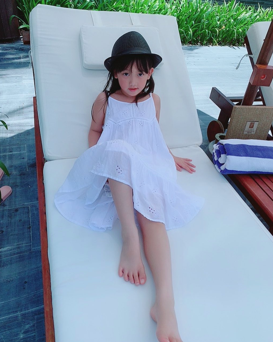 Sinh ra trong một gia đình thừa gì ngoài tiền nên ngay từ khi còn rất nhỏ, con gái, con trai nhà Huyền Baby đã được theo bố mẹ du lịch khắp nơi, trải nghiệm các dịch vụ đẳng cấp 5 sao. "Thủ khoa đầu thai" chính là đây chứ đâu.