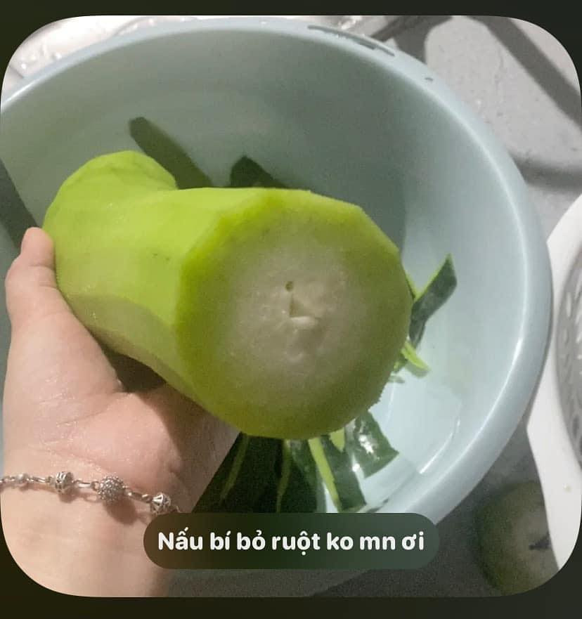 Nhiều người đã bình luận hài hước về ảnh này: "Ai lại bỏ, để còn nấu thêm được nồi canh nha", "thôi em về đây anh nấu cho chỉ việc ăn chứ không phải tìm hiểu làm gì cho mệt".