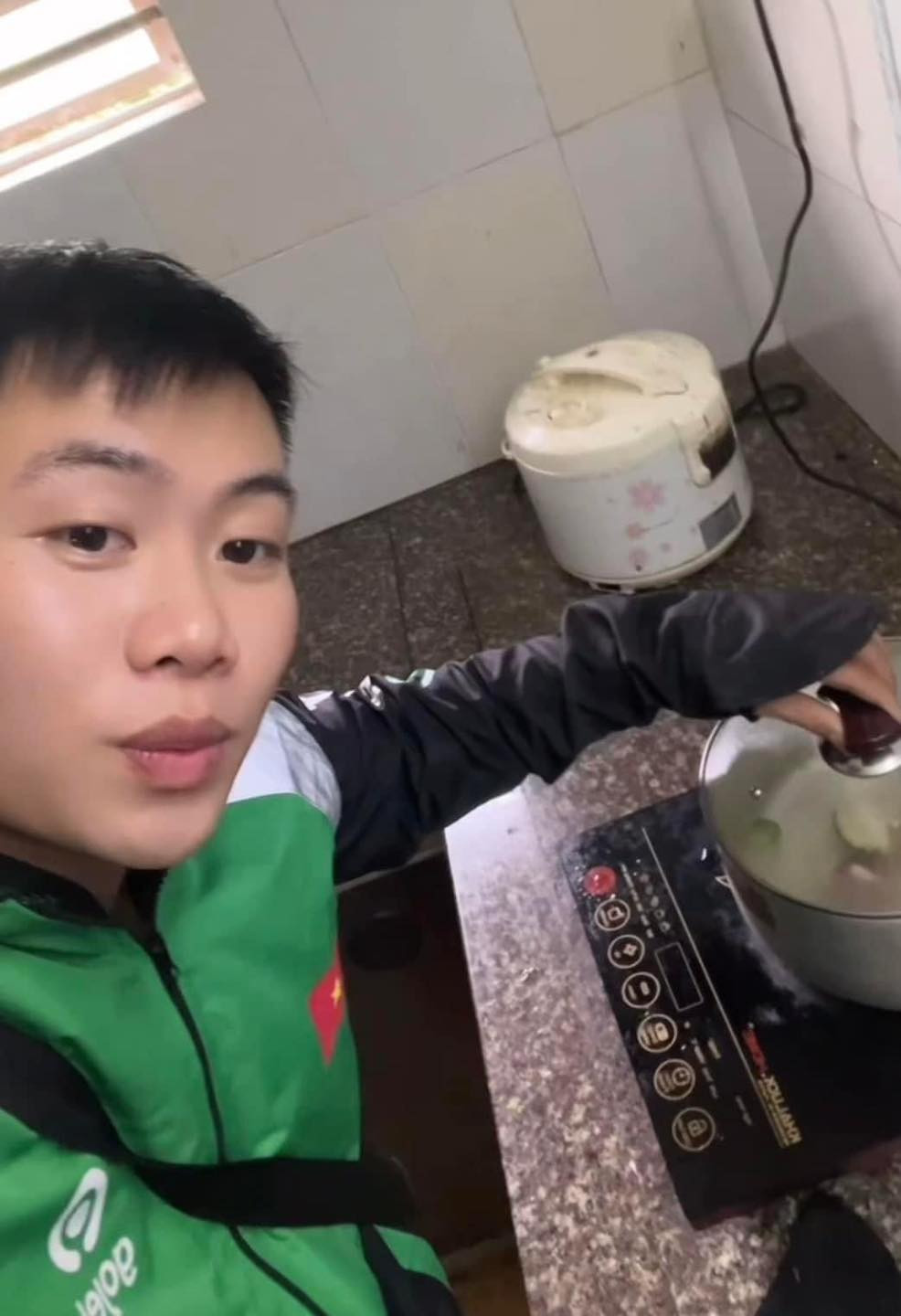 Trông thì cô vợ cũng có vẻ chăm chỉ đấy.