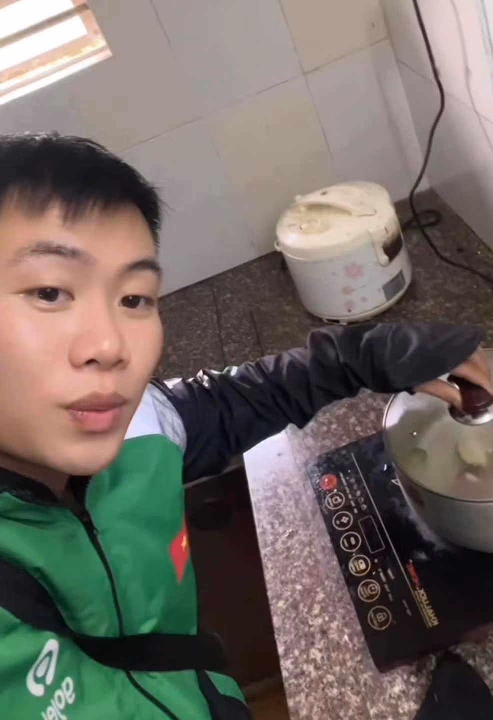 Trông thì cô vợ cũng có vẻ chăm chỉ đấy.