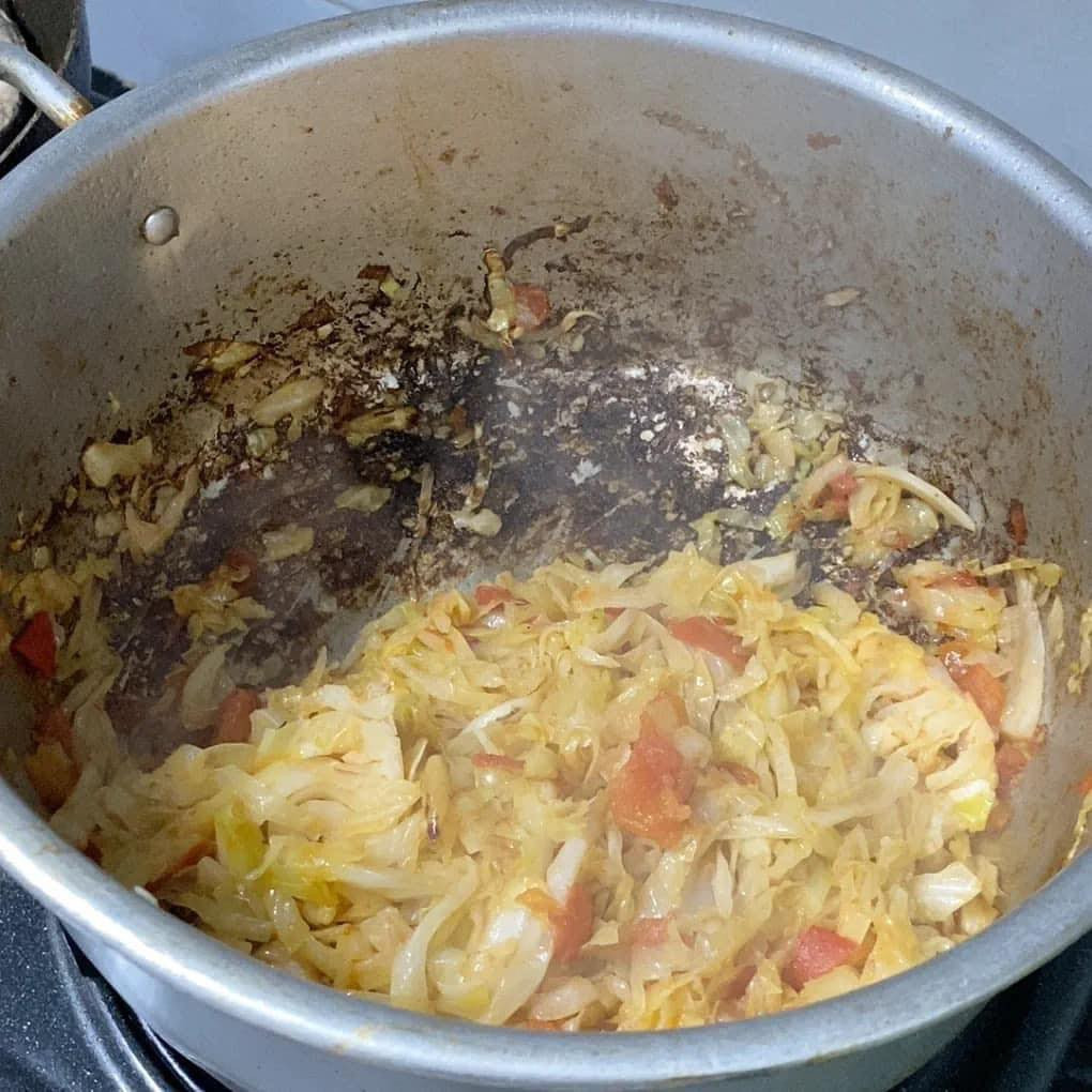 Bắp cải xào cà chua này có thêm vị than...