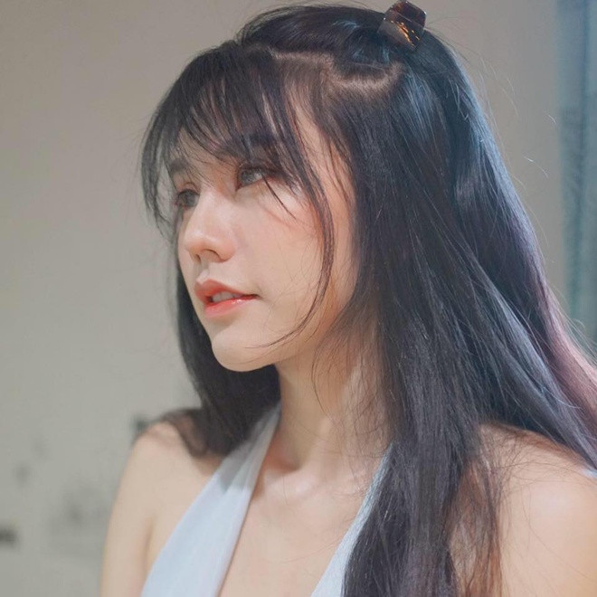 Hơn 2 năm sau khi nổi tiếng, vẻ ngoài của hot girl Yasachai ngày càng khác lạ. Ở những bức ảnh gần nhất, nhiều người nhận xét gương mặt 9X ngày càng đơ, cứng, biểu cảm gượng gạo, phần mí mắt khá "thô", hậu quả của lạm dụng phẫu thuật thẩm mỹ.