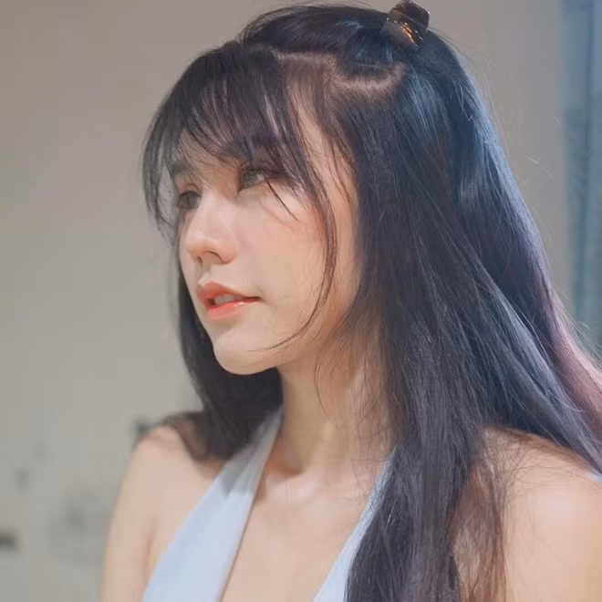 Hơn 2 năm sau khi nổi tiếng, vẻ ngoài của hot girl Yasachai ngày càng khác lạ. Ở những bức ảnh gần nhất, nhiều người nhận xét gương mặt 9X ngày càng đơ, cứng, biểu cảm gượng gạo, phần mí mắt khá "thô", hậu quả của lạm dụng phẫu thuật thẩm mỹ.