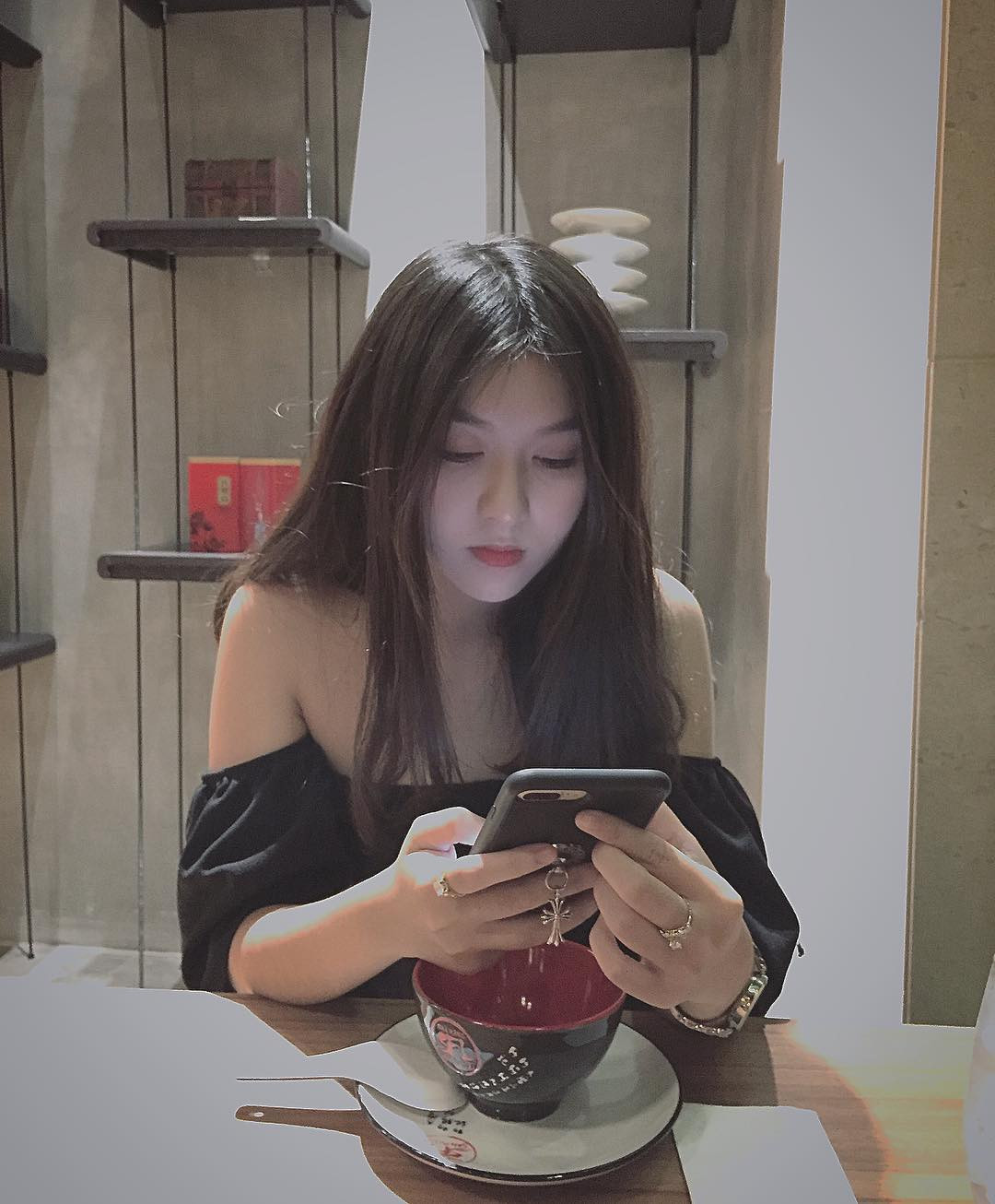 Cùng tuổi với Joyce Phạm, Lê Ngọc Phương Quỳnh được biết đến qua nhiều bộ phim như Tam nam vẫn phú, Ầu ơ ví dầu, Bữa tối của diều hâu....Cô nàng bén duyên với nghệ thuật từ khi lên 5 và được đánh giá là diễn viên triển vọng.