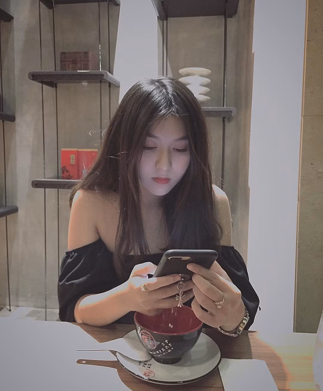 Cùng tuổi với Joyce Phạm, Lê Ngọc Phương Quỳnh được biết đến qua nhiều bộ phim như Tam nam vẫn phú, Ầu ơ ví dầu, Bữa tối của diều hâu....Cô nàng bén duyên với nghệ thuật từ khi lên 5 và được đánh giá là diễn viên triển vọng.