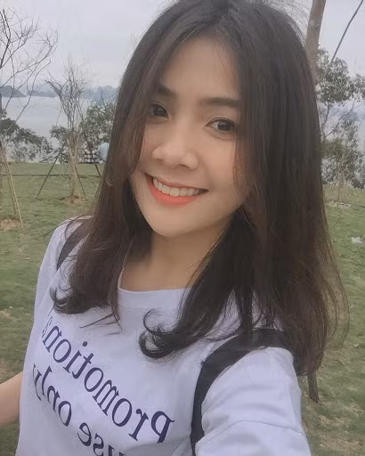 Dương Thu Giang từng khiến bao người xao xuyến với nụ cười tươi rói và trong sáng như thiên thần. Cô gái quê Bắc Ninh cũng gây chú ý trên mạng xã hội trong thời gian dài với bộ ảnh áo dài trắng thướt tha.