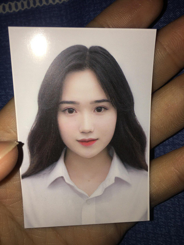 Phạm Châu Hồng Vân (SN 2000) là "hot girl ảnh thẻ" đình đám tại Đà Nẵng. Cô nàng cũng được yêu mến qua nhiều clip rất dễ thương được đăng tải trên Tiktok.