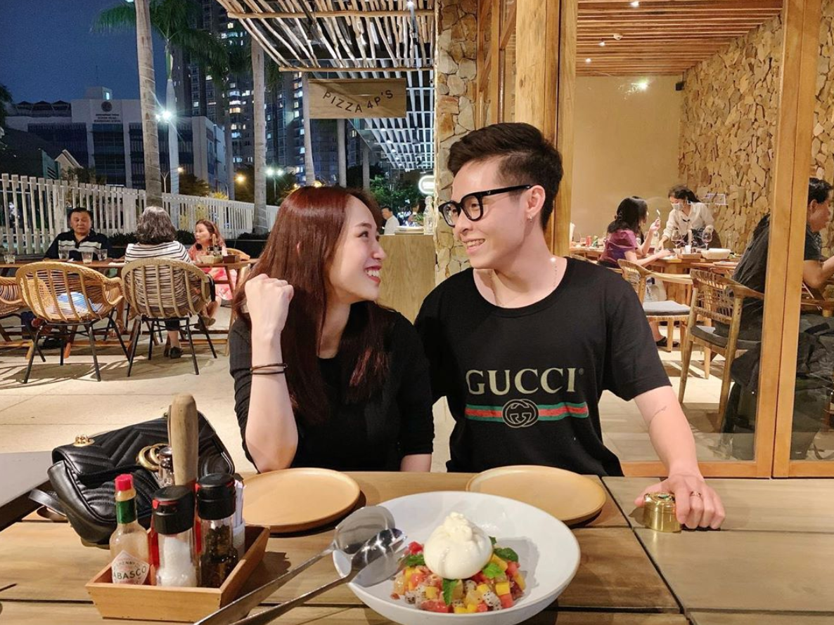 Cuộc sống của Joyce hiện đang vô cùng viên mãn bên chồng. Cặp đôi thường xuyên đi du lịch, tận hưởng thời gian bên nhau trước khi đón con đầu lòng. Dịp Valentine mới đây, ái nữ Minh Nhựa còn chi mạnh tay, mua tặng chồng điện thoại đời mới và giày xịn.