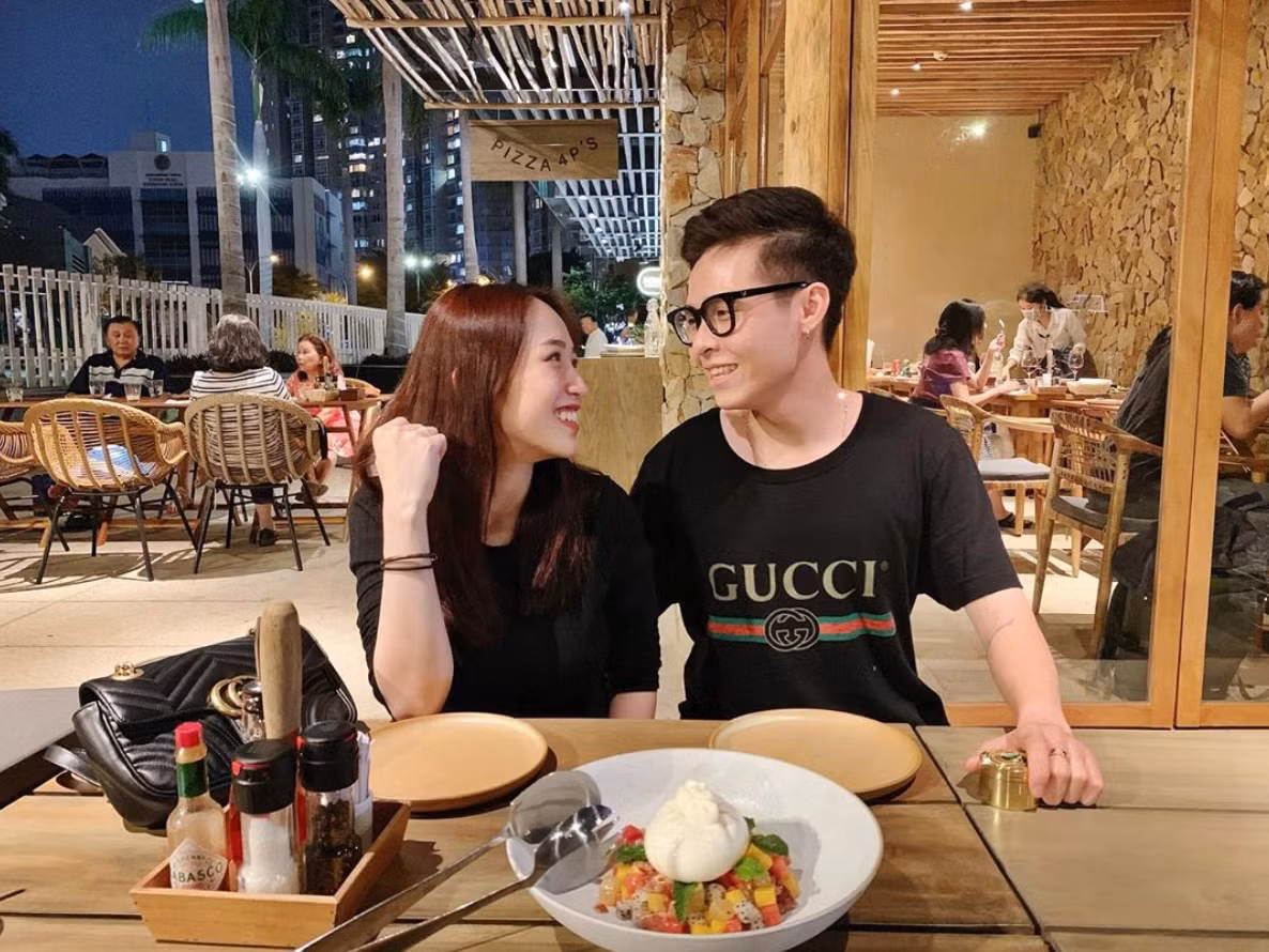 Cuộc sống của Joyce hiện đang vô cùng viên mãn bên chồng. Cặp đôi thường xuyên đi du lịch, tận hưởng thời gian bên nhau trước khi đón con đầu lòng. Dịp Valentine mới đây, ái nữ Minh Nhựa còn chi mạnh tay, mua tặng chồng điện thoại đời mới và giày xịn.