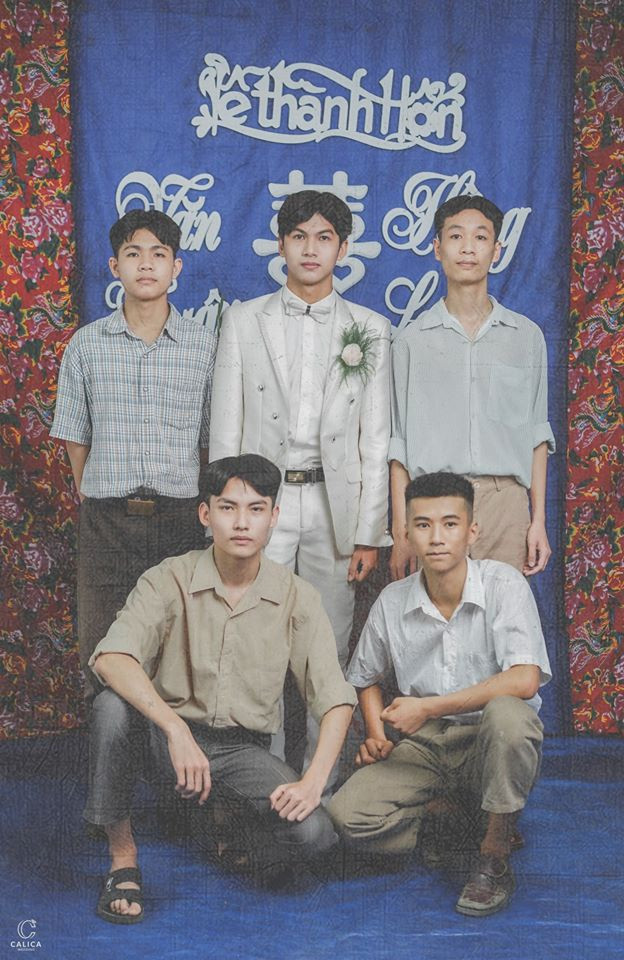 Chỉ sau vài giờ đăng tải, những tấm hình trong bộ ảnh cưới nhận được số lượng like và bình luận khổng lồ. Thậm chí nhiều cô, chú lớn tuổi cũng vào tỏ thái độ thích thú với phong cách hoài niệm này.