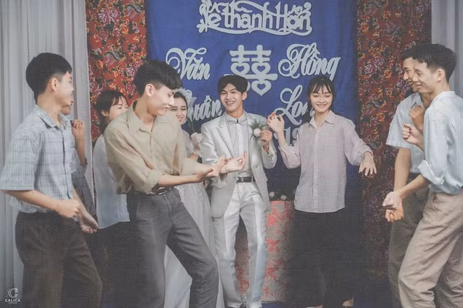 Trang phục của dàn phù dâu, phù rể cũng được đầu tư kỹ càng cho đồng nhất.