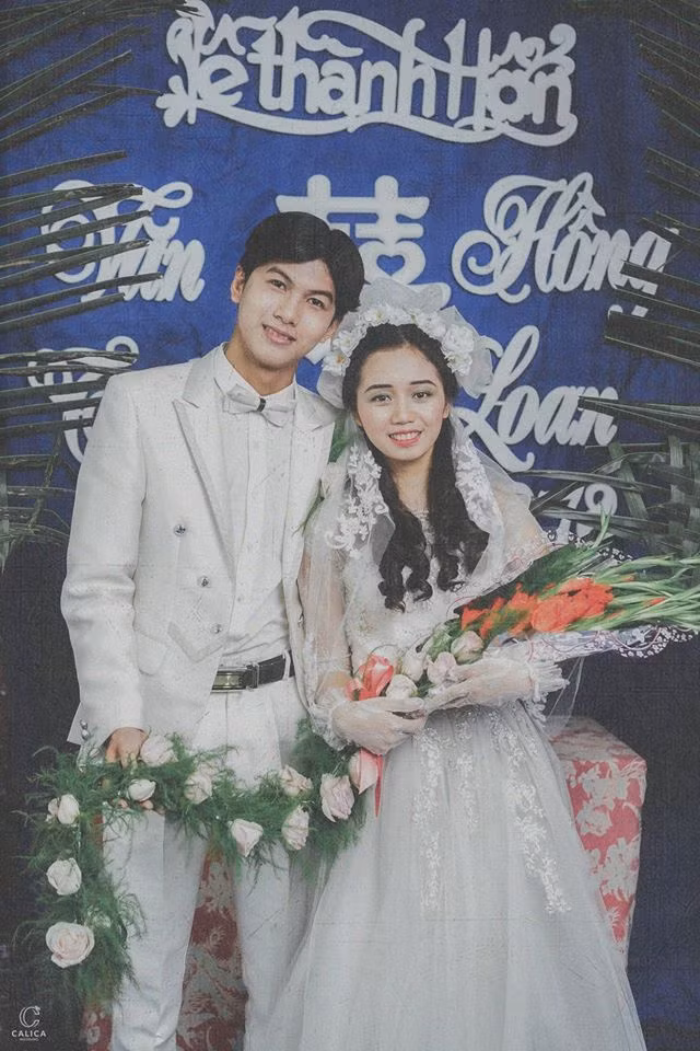 Bó hoa cưới dài, có đuôi, sử dụng hoa Lay ơn đúng chuẩn như trong các tấm hình xưa cũ trong đám cưới của bố mẹ ngày xưa.