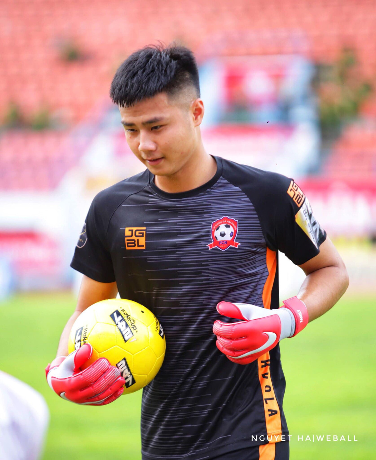 Không giống với các đồng đội luôn lựa chọn kiểu tóc undercut ưa nhìn, hợp thời, Văn Toản trung thành với mái tóc ngắn gọn gàng, khoẻ khoắn.