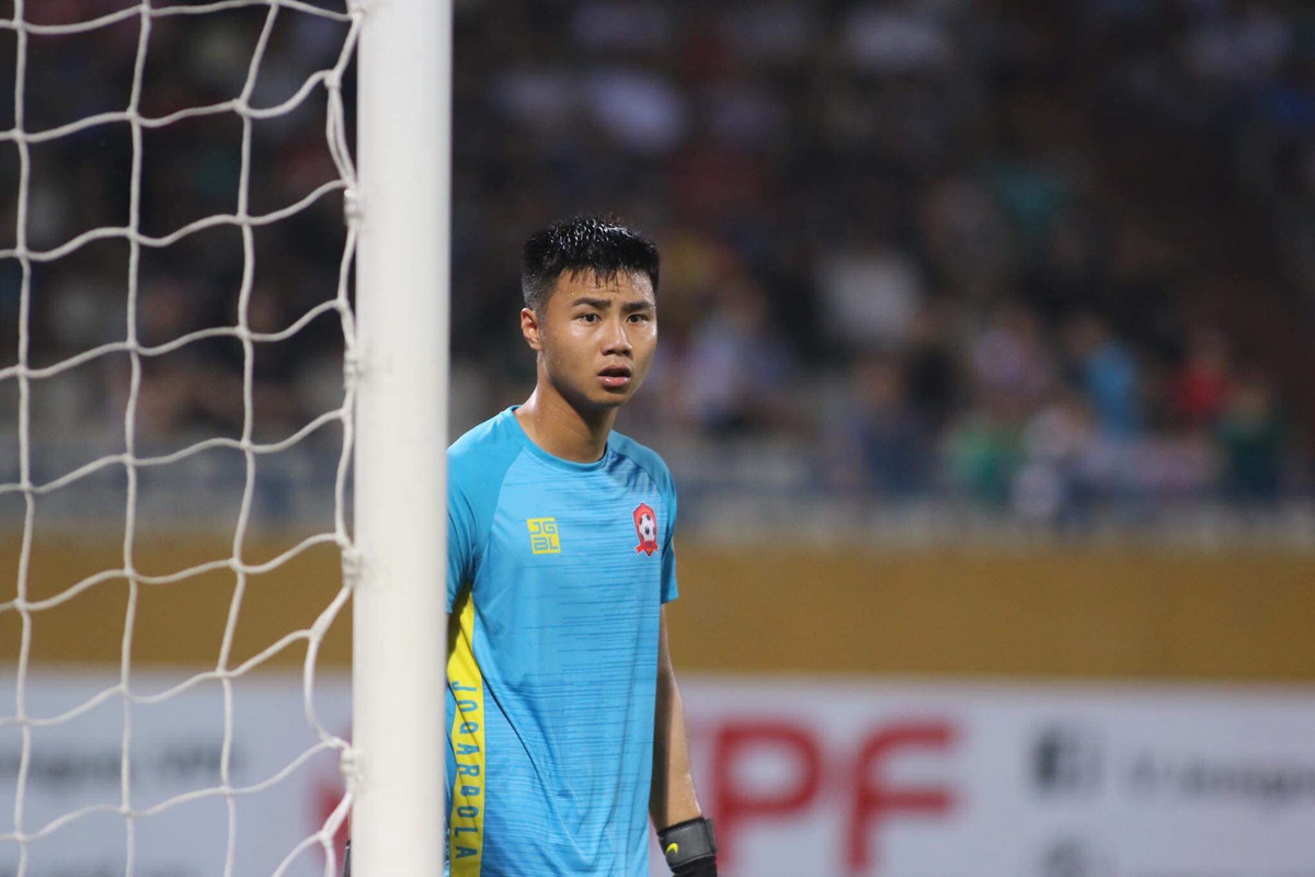 Trước đó, khi trấn giữ khung thành trong trận U22 Việt Nam gặp U22 Thái Lan, Văn Toản đã mắc những sai lầm cơ bản khiến "Voi chiến" có 2 bàn thắng khi trận đấu mới diễn ra được 11 phút. Sau đó, nhiều người hâm mộ đoán rằng có lẽ cơ hội của thủ thành sinh năm 99 tại SEA Games 30 sẽ chấm dứt tại đây nhưng HLV Park Hang-seo đã đặt niềm tin vào anh thêm một lần nữa và ông đã đúng.