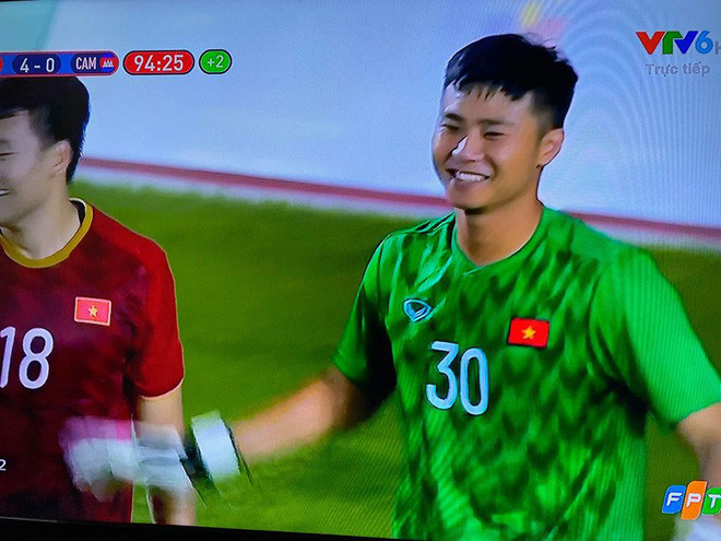 Sau khi cản phá penalty thành công, thủ thành U22 Việt Nam nở một nụ cười rất tươi lao vào ôm các đồng đội. Khoảnh khắc này đã khiến nhiều người hâm mộ "chết lịm" với Văn Toản vì quá đẹp trai.