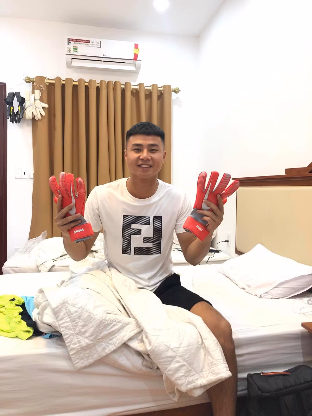 Cách ăn mặc của Văn Toản cũng rất gọn gàng, anh chàng ưa chuộng áo phông, quần jean.