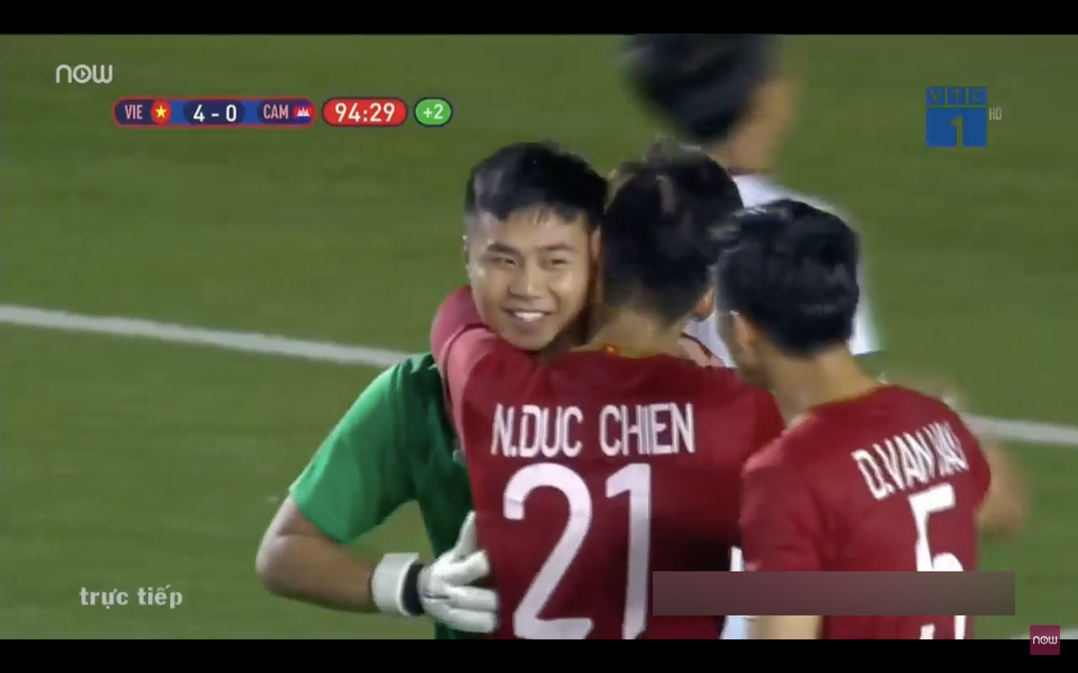 Đây là khoảnh khắc hiếm hoi Văn Toàn nở nụ cười trên sân. Mỗi lần có cơ hội thi đấu, trông anh chàng đều rất căng thẳng, liên tục cau mày và hò hét để nhắc nhở các cầu thủ của đội tuyển U22 Việt Nam.