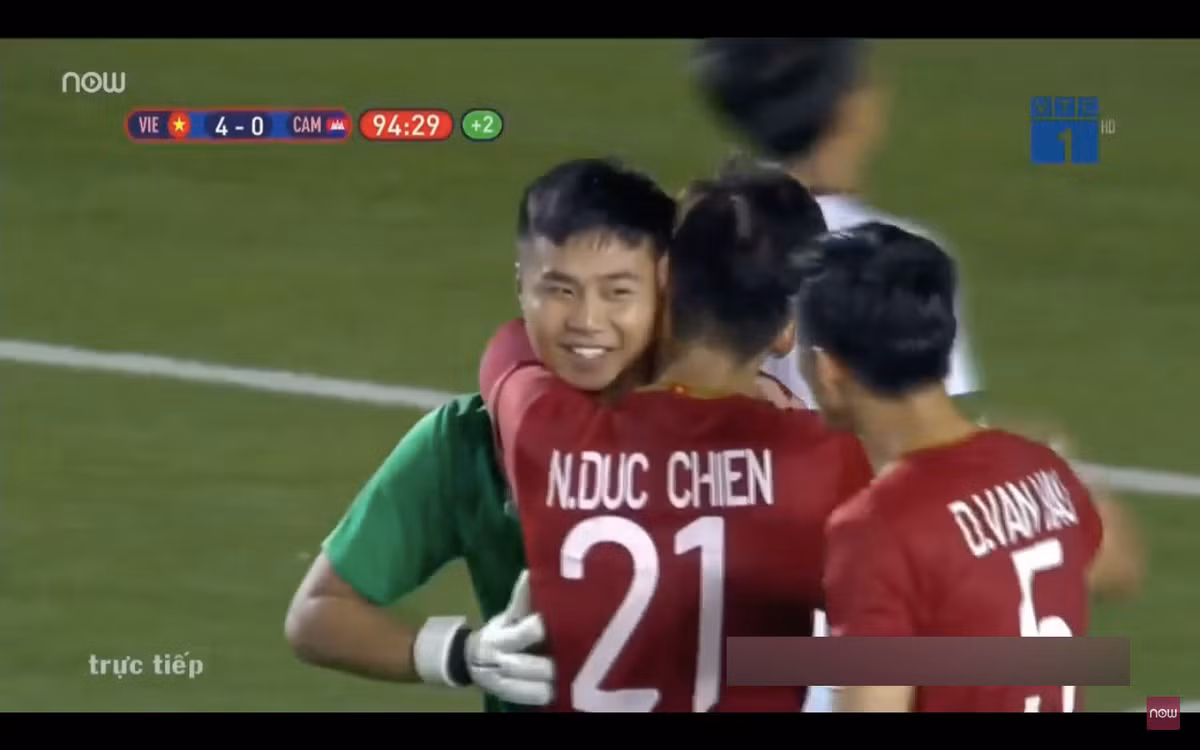 Đây là khoảnh khắc hiếm hoi Văn Toàn nở nụ cười trên sân. Mỗi lần có cơ hội thi đấu, trông anh chàng đều rất căng thẳng, liên tục cau mày và hò hét để nhắc nhở các cầu thủ của đội tuyển U22 Việt Nam.