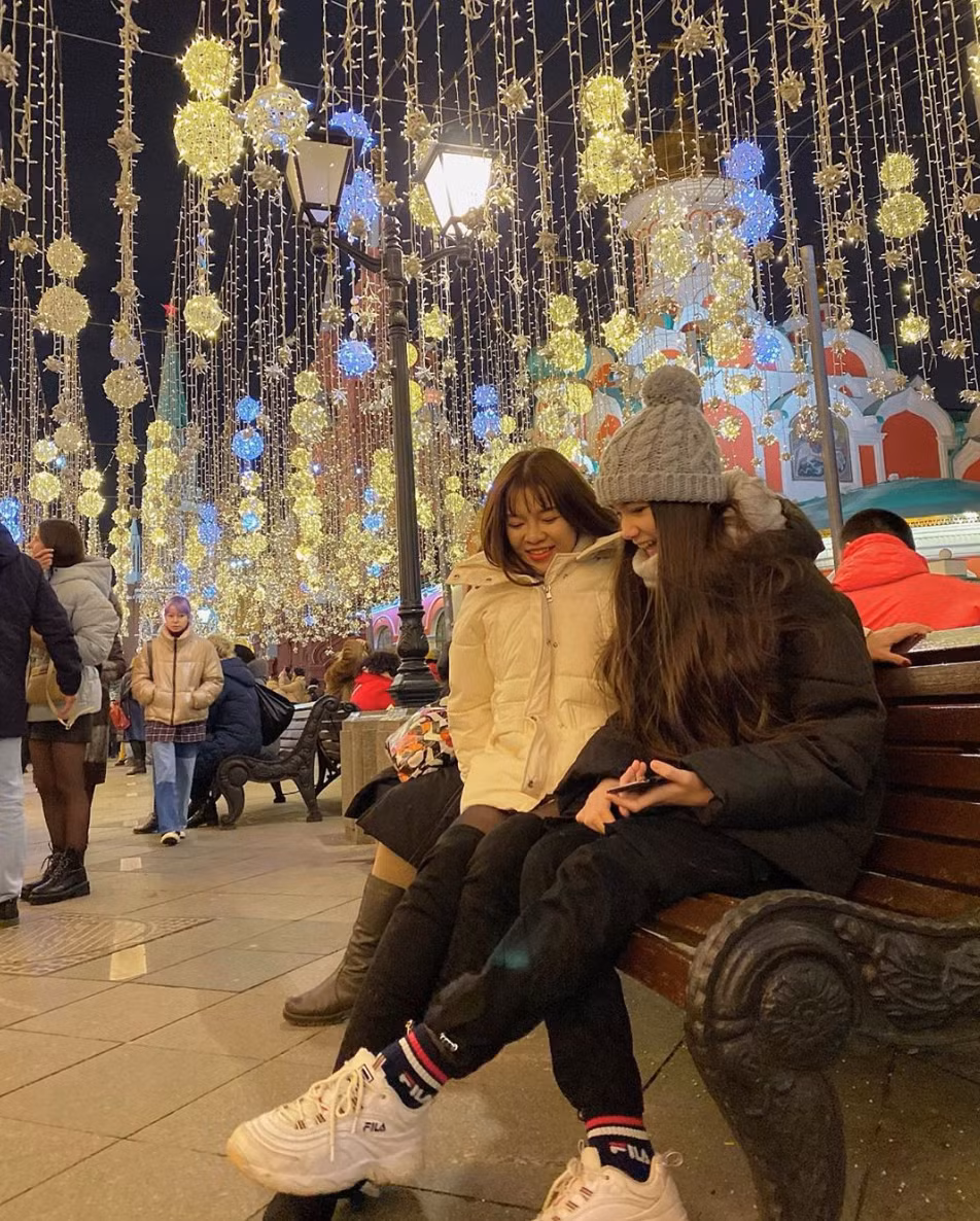 "Hot girl phòng tập" tỏ ra đặc biệt yêu chiều em gái út của thủ thành Đặng Văn Lâm, Thanh Giang. Hai chị em chụp ảnh đi chơi chung, chăm chỉ tương tác và dành cho nhau những bình luận thân thiết trên mạng xã hội.