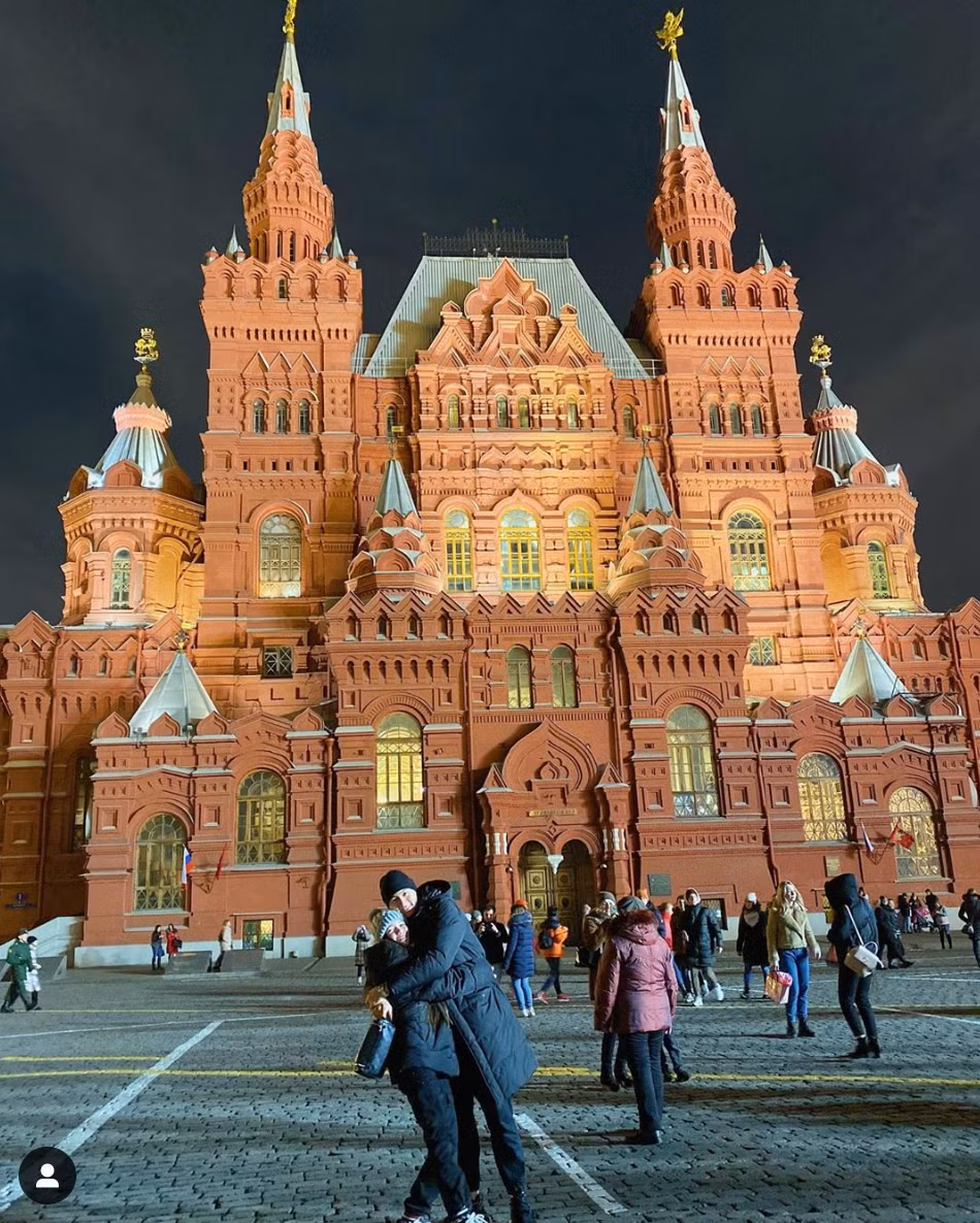 Sau vòng loại World Cup 2022, Đặng Văn Lâm có kỳ nghỉ dài nhất trong vòng 2 năm qua. Anh chàng nhanh chóng thu xếp công việc để trở về Nga thăm gia đình. Do mẹ anh không thể đi máy bay nên đây là dịp để thủ thành hội ngộ mẹ tại quê hương.