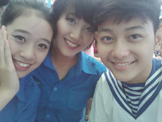 Từ những năm phổ thông, với nhan sắc nổi trội, Khánh Vân đã tham gia làm mẫu ảnh cho một số tờ tạp chí, báo dành cho học trò.