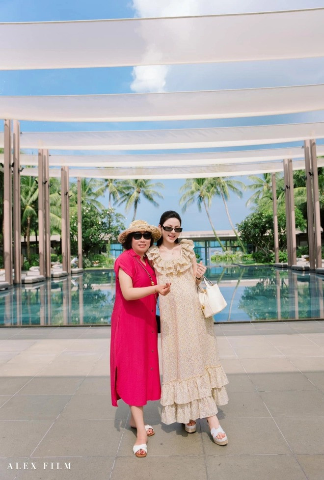 Chu Thanh Huyền chụp ảnh cùng với mẹ của mình.