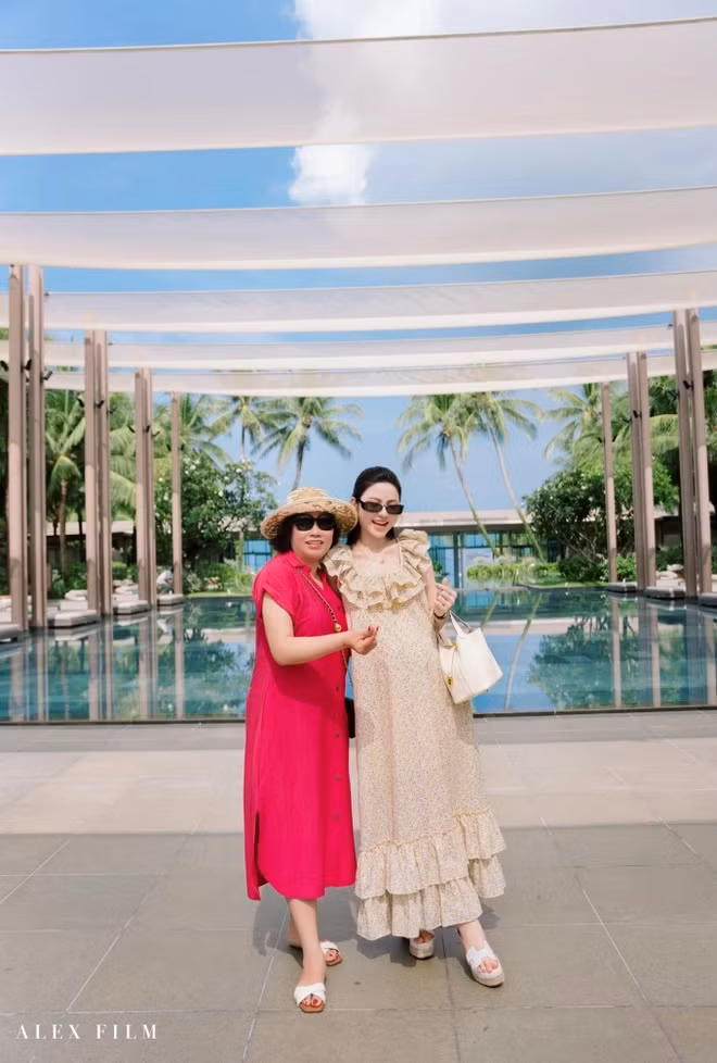 Chu Thanh Huyền chụp ảnh cùng với mẹ của mình.