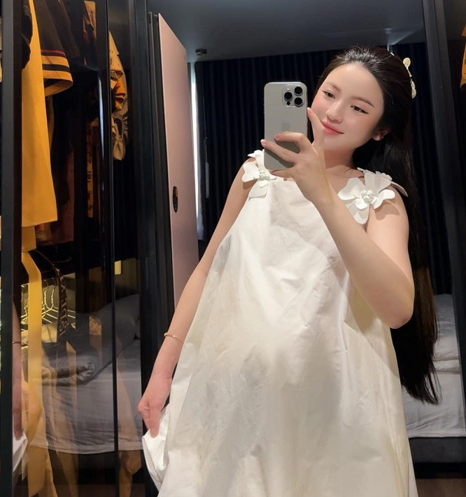 Hiện tại, cô nàng đang mang bầu em bé đầu lòng với nam cầu thủ, cũng sắp đến ngày vỡ chum.