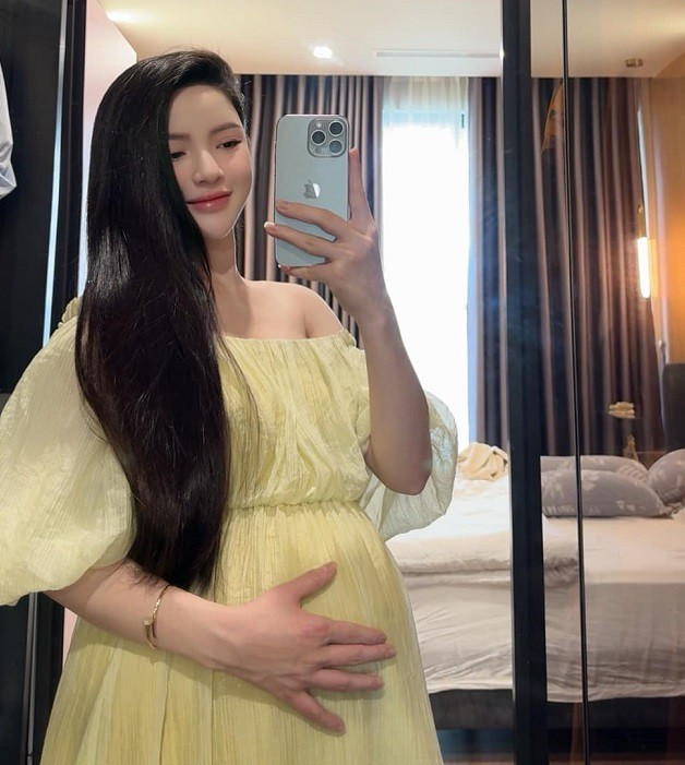 Nhan sắc lúc bầu của cô nàng vẫn không hề thay đổi, bị phá nét so với hồi con gái mà có phần mặn mà hơn.