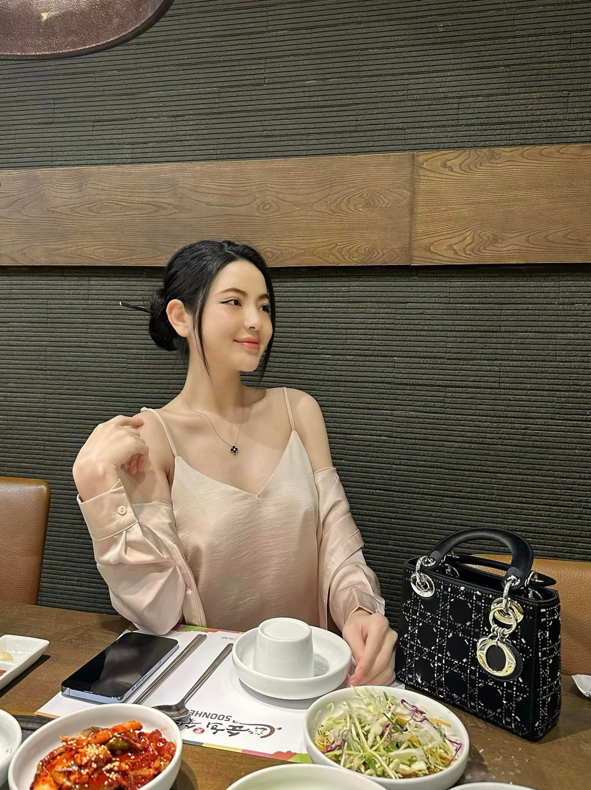 Chu Thanh Huyền cứng cỏi đi lên từ nghèo khó nên tính cách cô nàng có phần mạnh mẽ, không ít lần mất lòng dân mạng bởi cách nói chuyện khá "đanh đá", đấu khẩu cùng anti-fan.