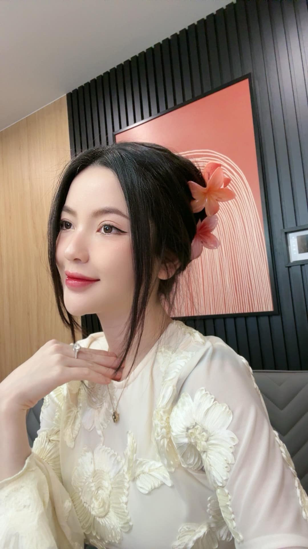 Từ sau khi kết hôn cùng nam cầu thủ Quang Hải, Chu Thanh Huyền được nhiều người quan tâm, chú ý nhiều hơn. Bên cạnh những lời khen ngợi, có những người thường so sánh cô nàng với vợ những cầu thủ khác, cho rằng cô nàng không bằng, hay thua kém về cách xử sự và khí chất.