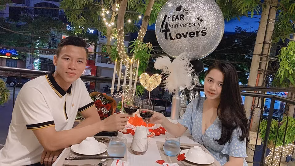 Trên trang cá nhân, Hải Quế thường dành cho vợ những lời ngọt ngào. Đội trưởng tuyển Việt Nam cũng được người hâm mộ đặt cho biệt danh "chồng nhà người ta" vì cực kỳ yêu chiều vợ con.