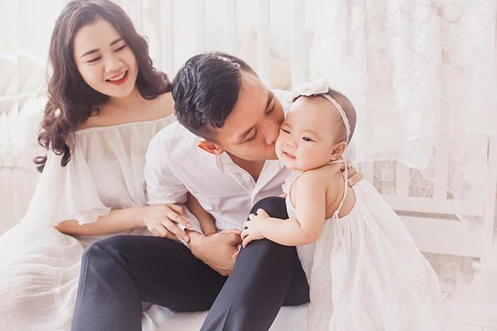 Thuỳ Dương, vợ Quế Ngọc Hải từng là hoa khôi Đại học Vinh, Nghệ An. Cô được đánh giá là sở hữu nhan sắc xinh đẹp, hiền hậu và nụ cười cực kỳ thu hút. Nàng WAG là minh chứng cho câu nói "gái một con trông mòn con mắt".