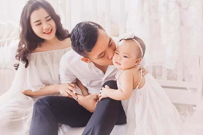 Thuỳ Dương, vợ Quế Ngọc Hải từng là hoa khôi Đại học Vinh, Nghệ An. Cô được đánh giá là sở hữu nhan sắc xinh đẹp, hiền hậu và nụ cười cực kỳ thu hút. Nàng WAG là minh chứng cho câu nói "gái một con trông mòn con mắt".