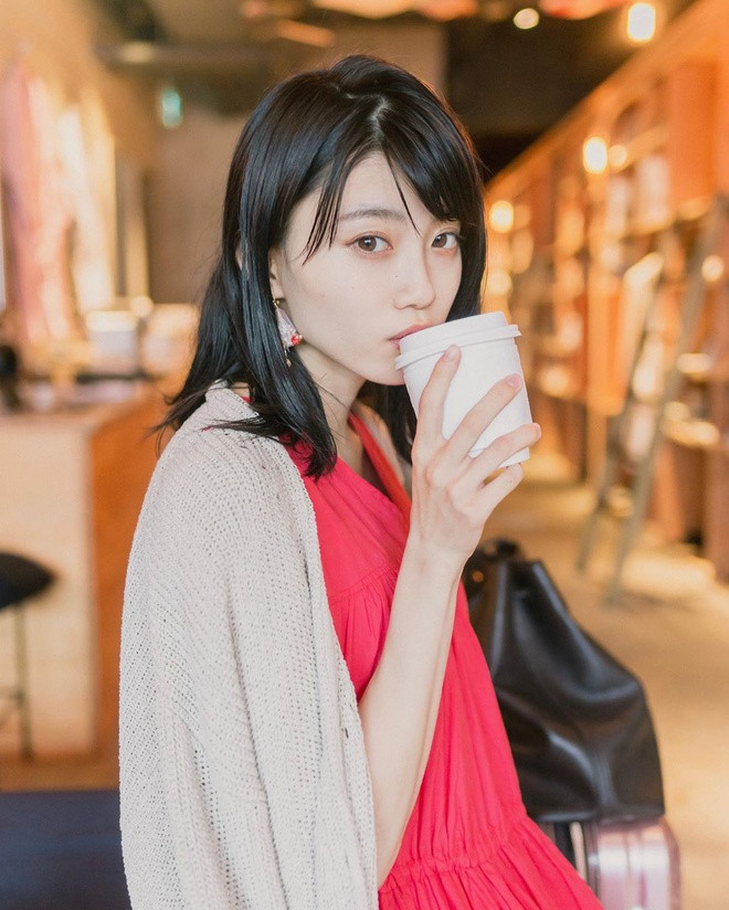 Hot girl 9X sở hữu vẻ đẹp rất đặc trưng của Nhật Bản với đôi mắt to tròn, khuôn miệng duyên dáng và làn da trắng như trứng gà bóc. Masyuro cũng rất trung thủy với mái tóc đen truyền thống.