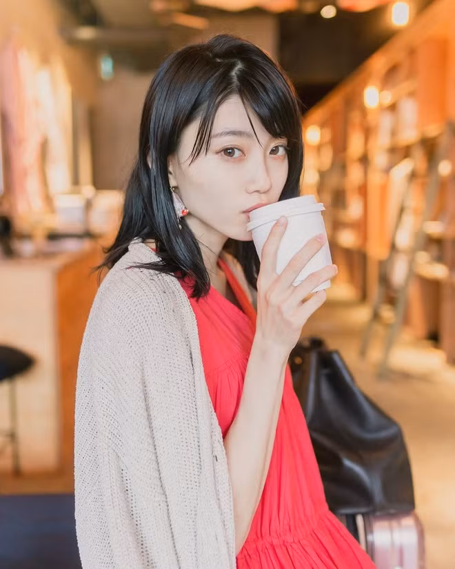 Hot girl 9X sở hữu vẻ đẹp rất đặc trưng của Nhật Bản với đôi mắt to tròn, khuôn miệng duyên dáng và làn da trắng như trứng gà bóc. Masyuro cũng rất trung thủy với mái tóc đen truyền thống.