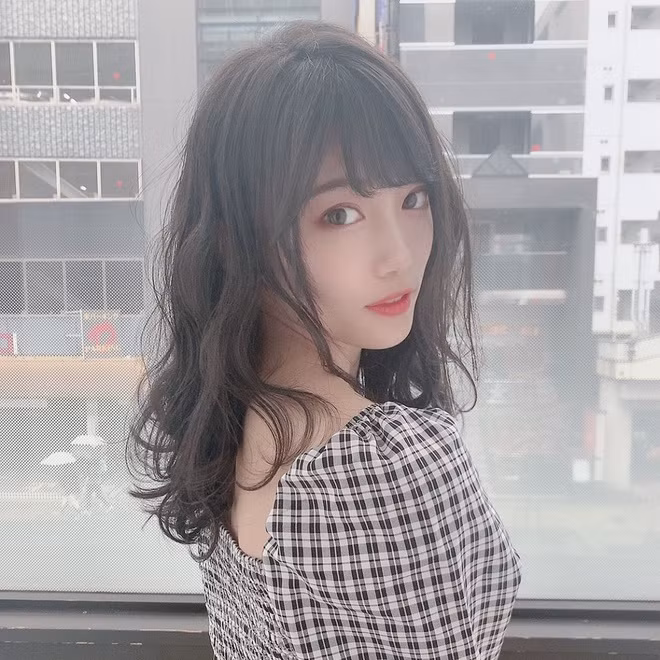 Bên cạnh việc học là ưu tiên hàng đầu, Masyuro còn làm mẫu ảnh, đóng quảng cáo và tham gia một số dự án phim ngắn, MV của các ca sĩ nổi tiếng tại xứ sở Hoa anh đào.