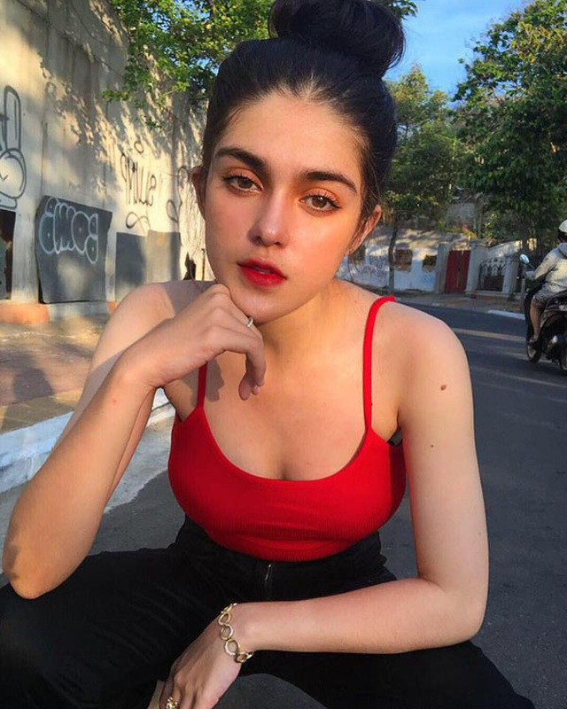 "Lúc đầu chỉ có một shop mời em chụp mẫu thôi, rồi dần dần nhiều shop biết tới nhưng ở hiện tại em vẫn tập trung học hành nhiều hơn" - Thúy Anh chia sẻ.