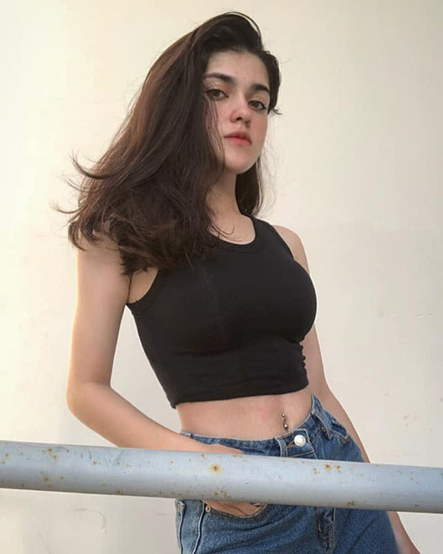 Thúy Anh nổi tiếng từ khi vẫn còn đang theo học trường THPT Lê Hồng Phong. Sở hữu chiều cao 1,64 m, nặng 50 kg và một khuôn mặt đẹp, hot girl 10X được nhiều thương hiệu thời trang "chọn mặt gửi vàng".